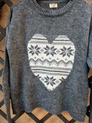 Jersey gris con corazón blanco