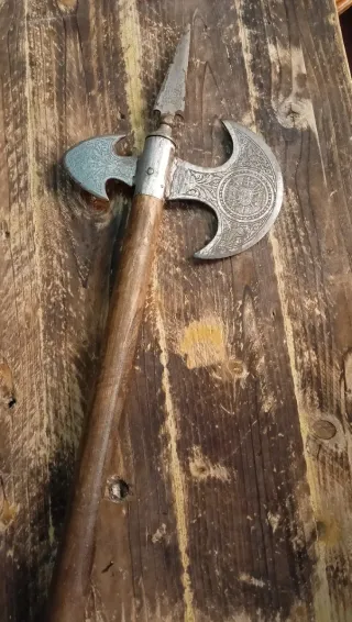 Hacha decorativa antigua