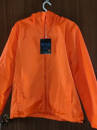 Cortavientos naranja impermeable