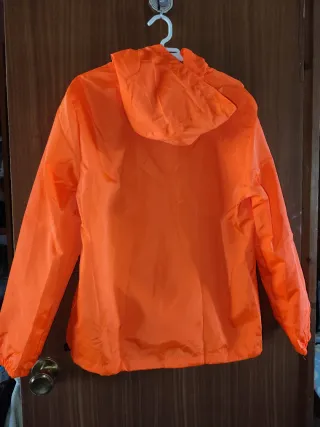 Cortavientos naranja impermeable