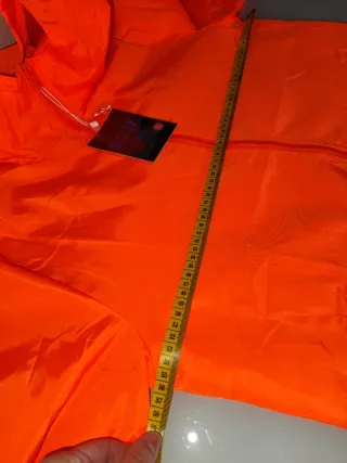 Cortavientos naranja impermeable