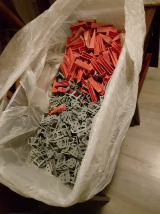 Cuñas y grapas para colocación cerámica