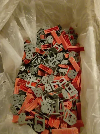 Cuñas y grapas para colocación cerámica