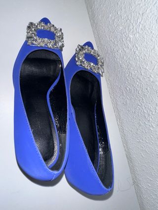Zapatos de tacón azul con pedrería