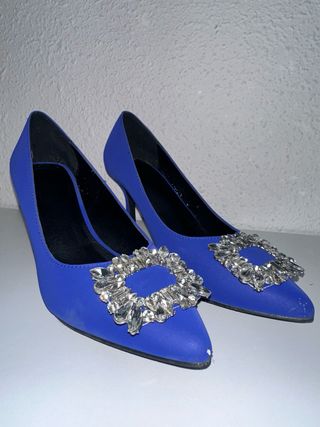 Zapatos de tacón azul con pedrería
