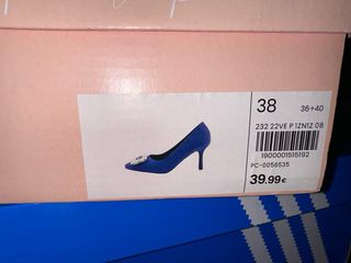Zapatos de tacón azul con pedrería