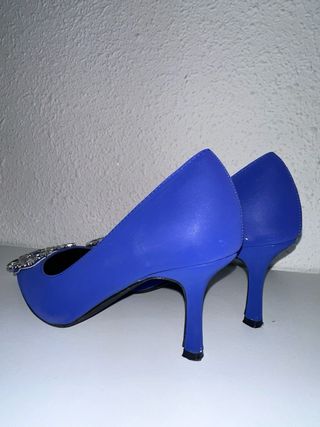 Zapatos de tacón azul con pedrería