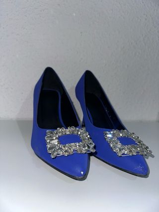 Zapatos de tacón azul con pedrería