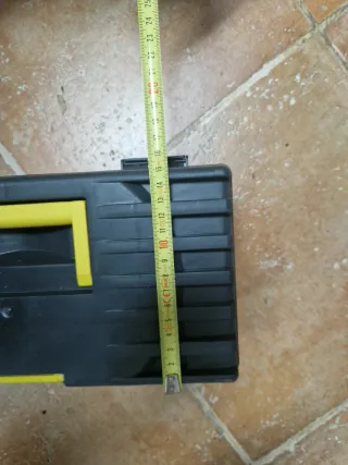 Caja de herramientas pequeña negra y amarilla