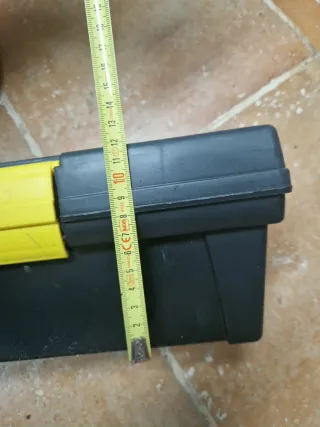 Caja de herramientas pequeña negra y amarilla