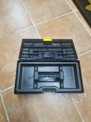 Caja de herramientas pequeña negra y amarilla