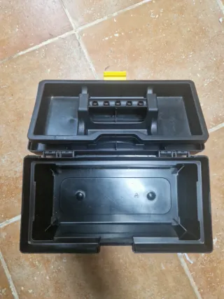 Caja de herramientas pequeña negra y amarilla