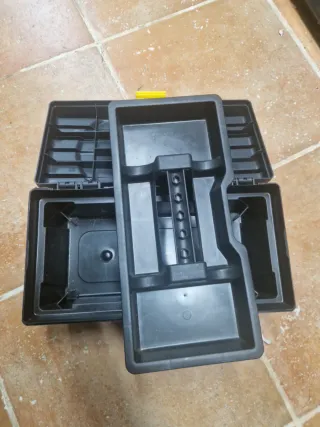 Caja de herramientas pequeña negra y amarilla