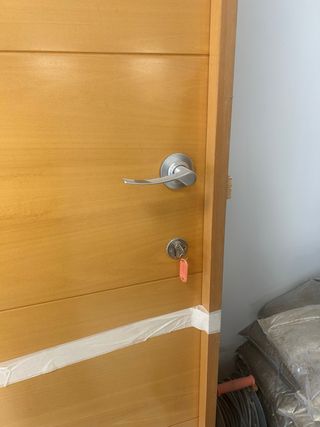 Puerta de paso madera con cerradura