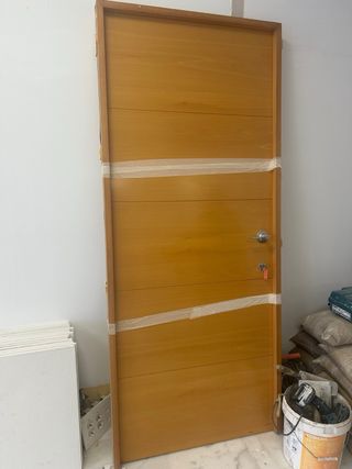 Puerta de paso madera con cerradura