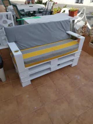 Banco Palet Blanco y Amarillo con ruedas