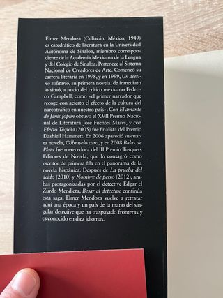 Libro (thriller): Besar al detective