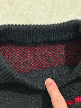 Maglione nero con finti tagli rossi