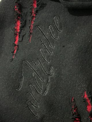 Maglione nero con finti tagli rossi