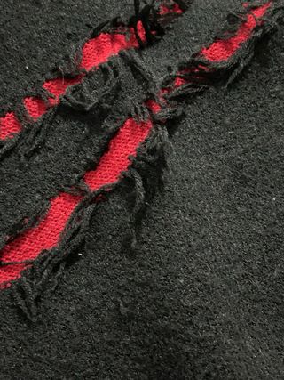 Maglione nero con finti tagli rossi