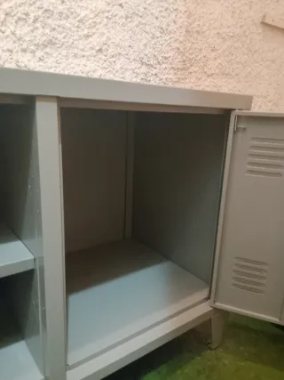 Mesa de metal industrial gris