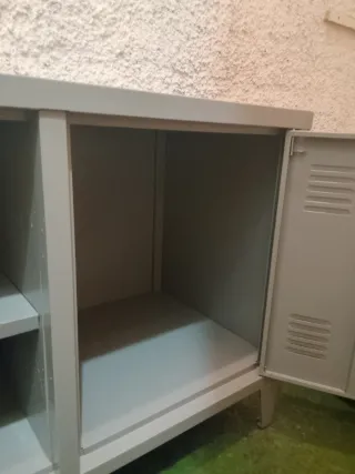 Mesa de metal industrial gris