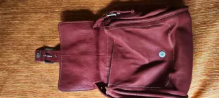 Bolso de hombro burdeos marca Adolfo Domínguez.