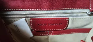 Bolso de hombro burdeos marca Adolfo Domínguez.