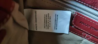 Bolso de hombro burdeos marca Adolfo Domínguez.