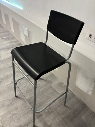 Taburete alto negro y gris