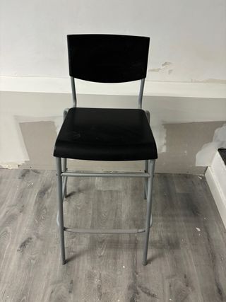 Taburete alto negro y gris