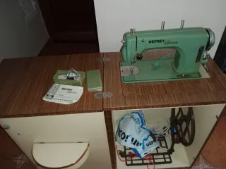 Máquina de coser Refrey