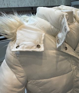 Chaqueta blanca con capucha y pelo