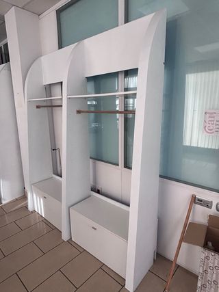 Perchero con balda y baúl