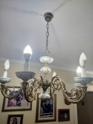 Lámpara de bronce y porcelana azul