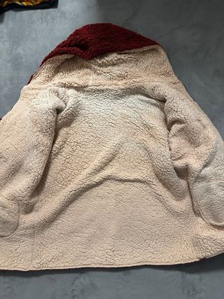 Abrigo teddy rojo y beige