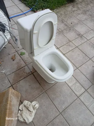 Inodoro blanco completo