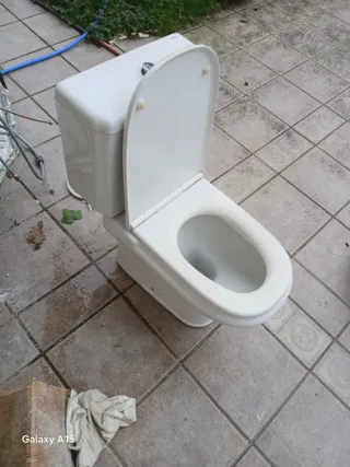 Inodoro blanco completo