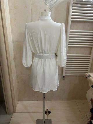 Abito bianco da donna con cintura