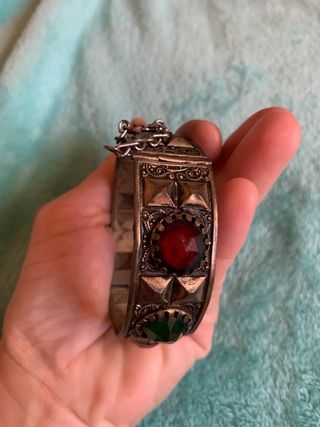 Brazalete etnico con piedras rojas y verdes