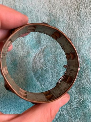 Brazalete etnico con piedras rojas y verdes