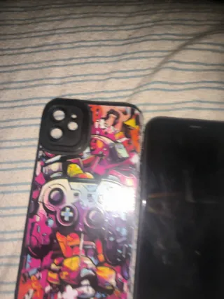 iPhone 11 Negro con funda multicolor