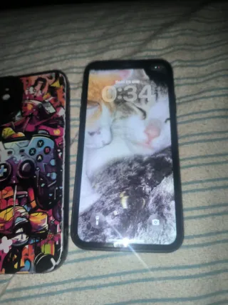 iPhone 11 Negro con funda multicolor