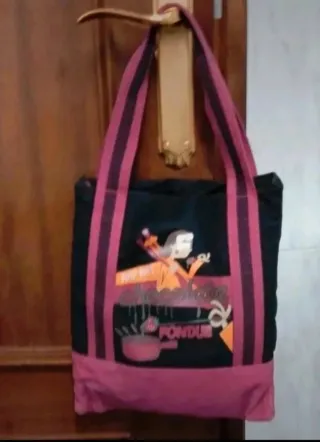 Bolsa de tela negra y fucsia