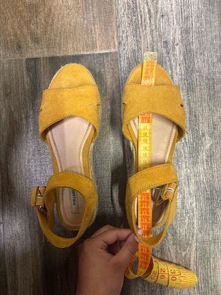 Tacones mostaza con plataforma