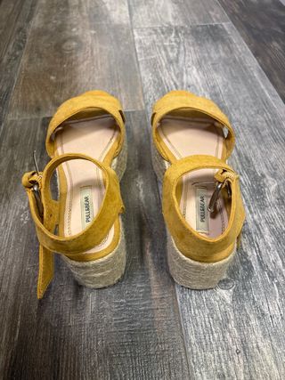 Tacones mostaza con plataforma