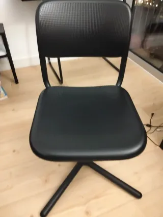 Silla giratoria negra