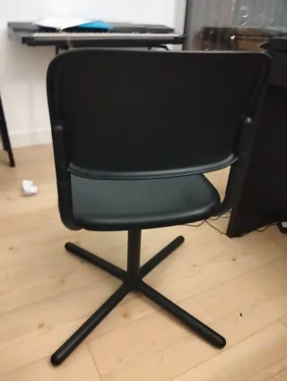 Silla giratoria negra