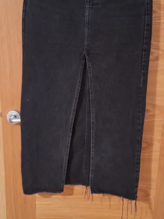 Falda midi Stradivarius negra