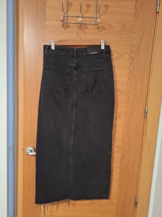 Falda midi Stradivarius negra